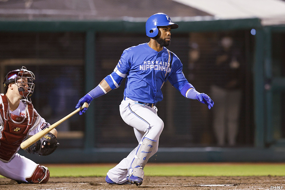 5回表、適時打を放つアルカンタラ選手01