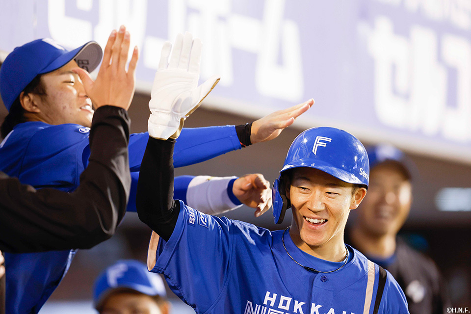 5回表、アルカンタラ選手の適時打で生還し迎えられる矢澤選手