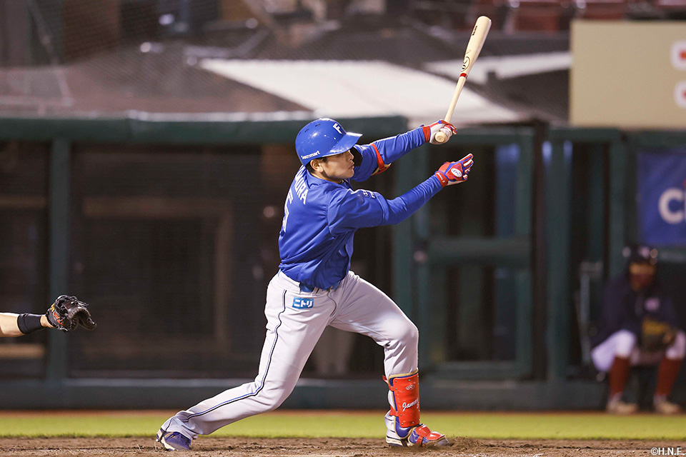 5回表、走者一掃の適時二塁打を放つ野村選手01
