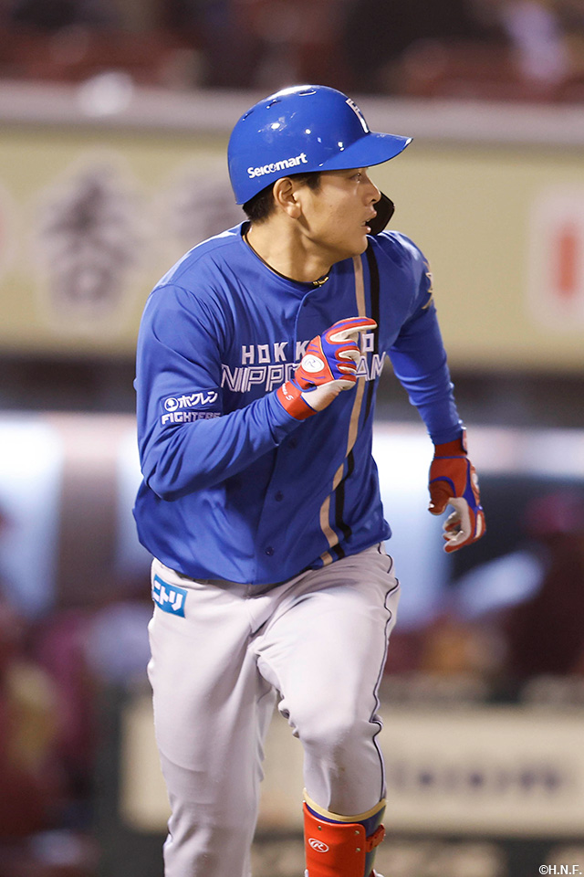 5回表、走者一掃の適時二塁打を放つ野村選手02