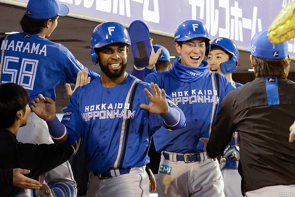 5回表、野村選手の適時二塁打で生還し迎えられる選手たち