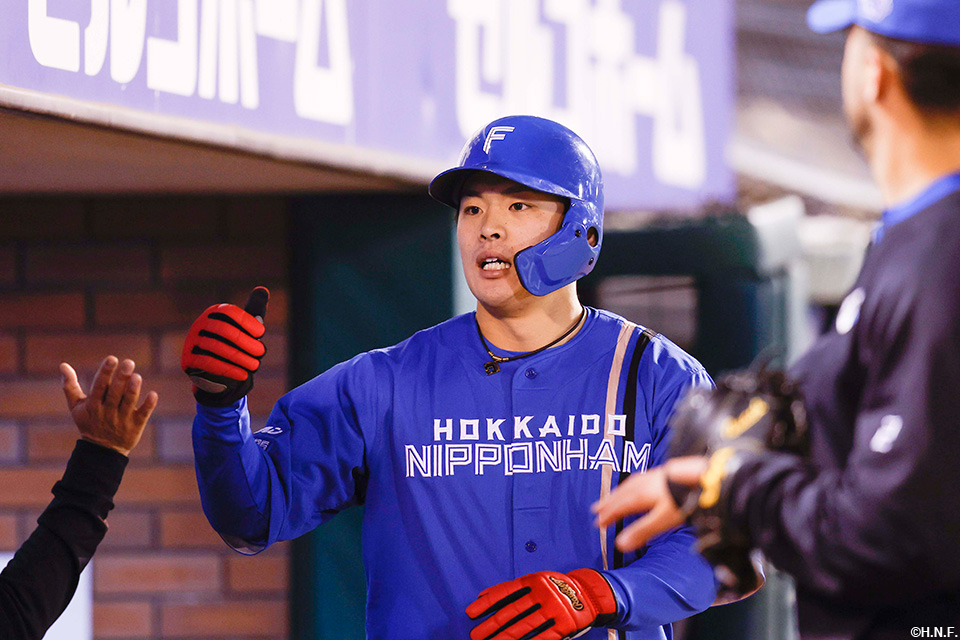 5回表、上川畑選手の適時打で生還し迎えられる野村選手