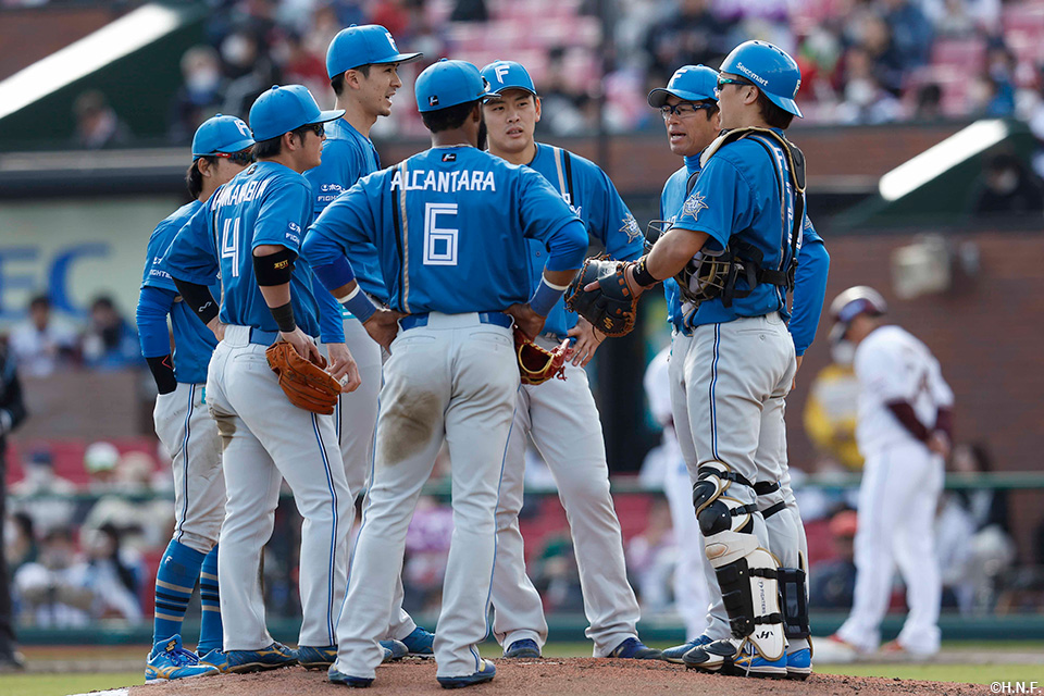 5回裏、マウンドに集まる選手たち