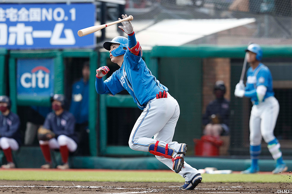 6回表、レフトへ先制の適時二塁打を放つ野村選手