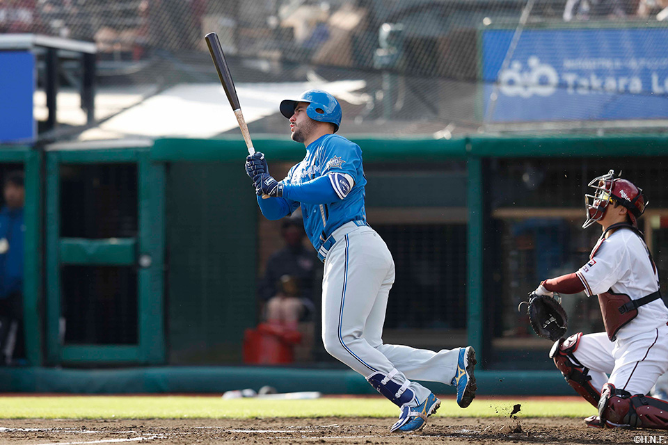 6回表、センターに適時打を放つマルティネス選手