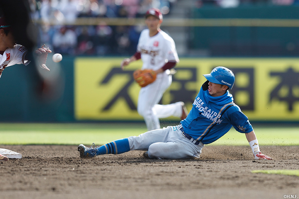 7回表、盗塁を決める五十幡選手
