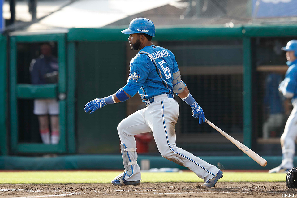7回表、ライトへ適時打を放つアルカンタラ選手