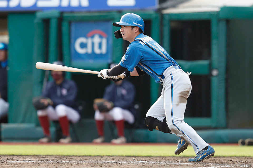 8回表、センターへ適時打を放つ上川畑選手
