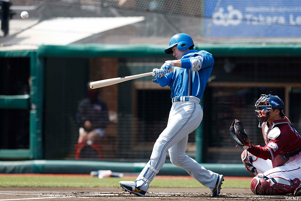 1回表、先頭打者本塁打を放つ松本剛選手01