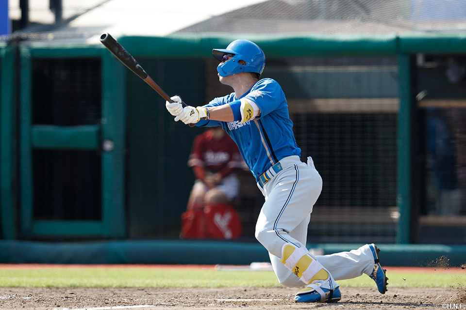 4回表、犠牲フライを放つ江越選手01