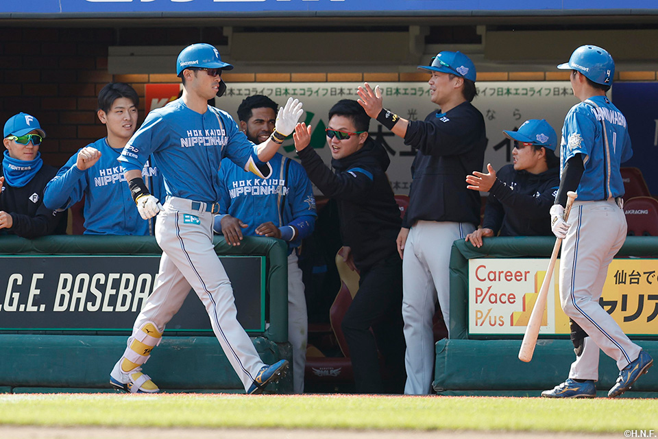 4回表、犠牲フライを放つ江越選手02