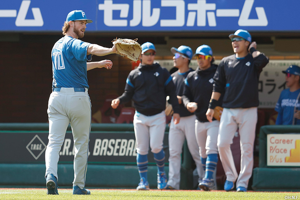 4回裏を抑えたメネズ投手