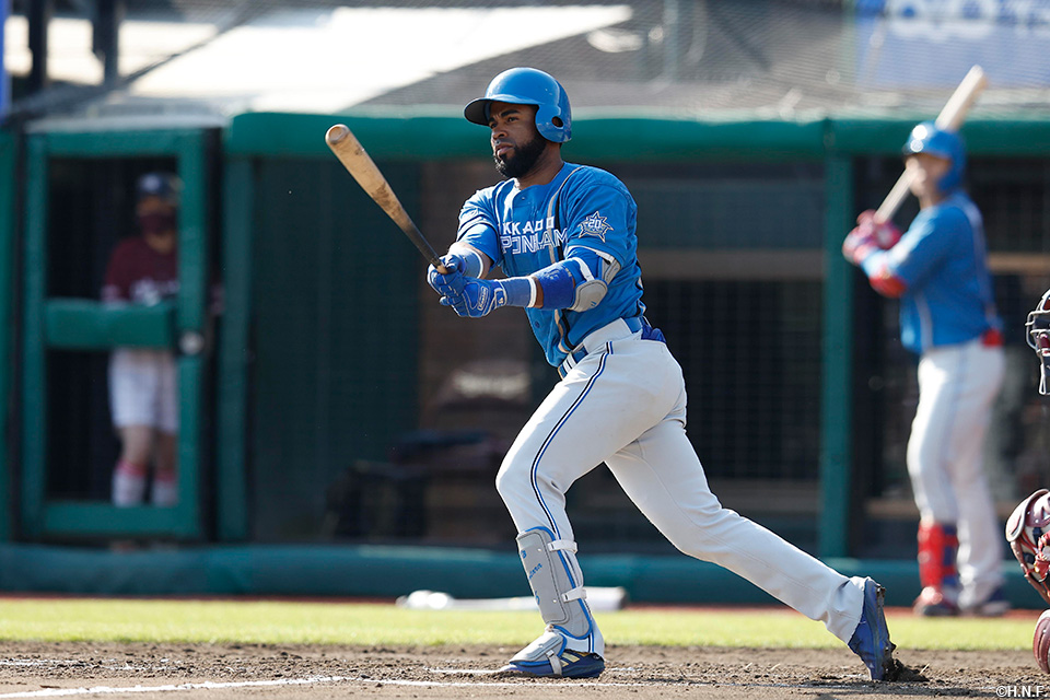 7回表、同点適時二塁打を放つアルカンタラ選手01