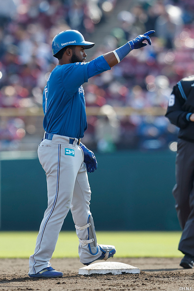 7回表、同点適時二塁打を放つアルカンタラ選手02