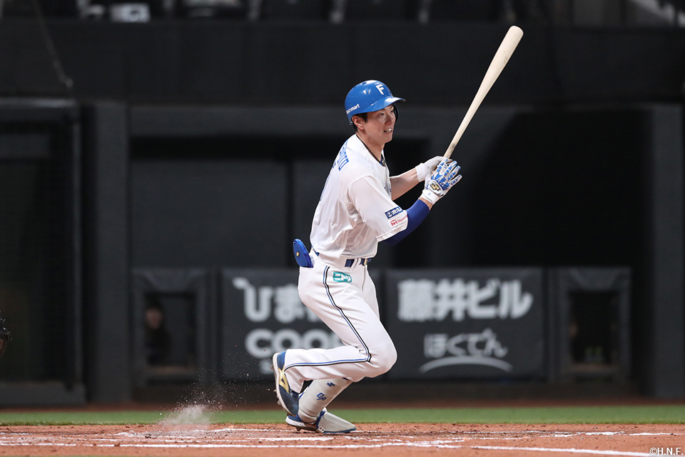 1回裏、ライトへヒットを放つ松本剛選手