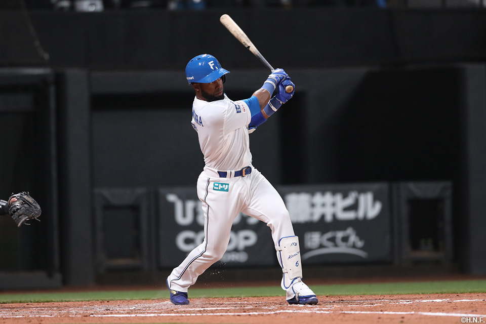 2回裏、適時二塁打を放つアルカンタラ選手01