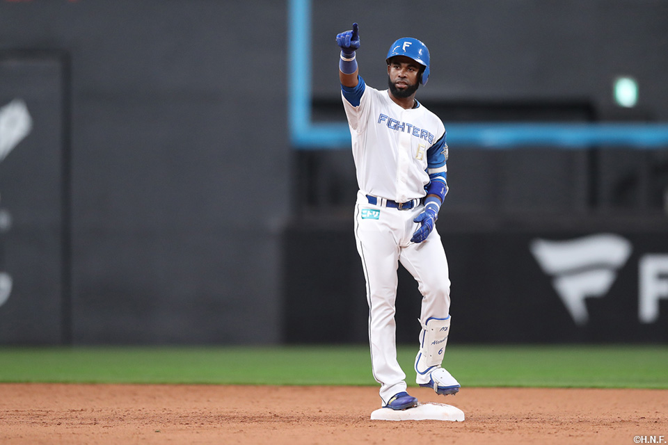 2回裏、適時二塁打を放つアルカンタラ選手02