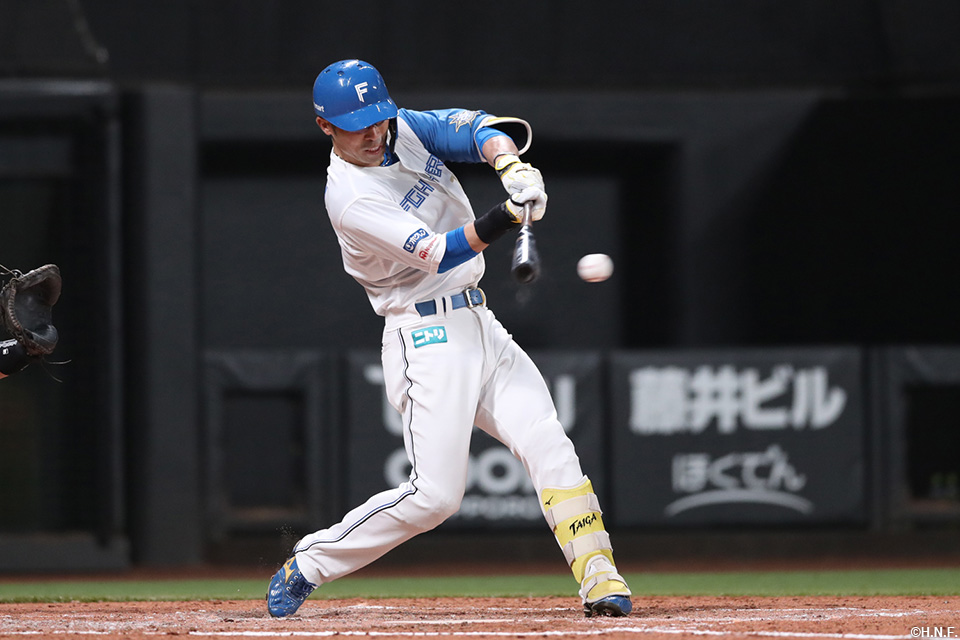 2回裏、適時打を放つ江越選手01