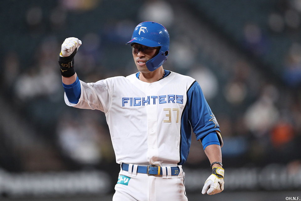 2回裏、適時打を放つ江越選手02