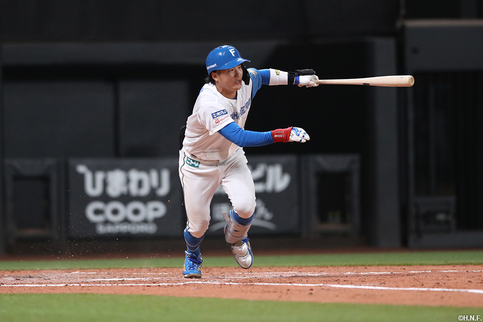 2回裏、同点適時打を放つ奈良間選手01