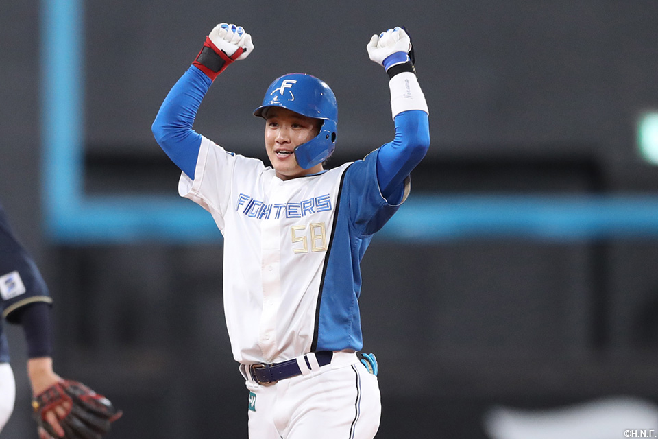 2回裏、同点適時打を放つ奈良間選手02