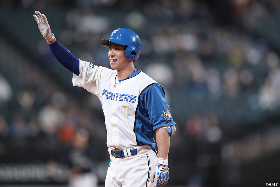2回裏、勝ち越しとなる2点適時打を放った松本剛選手