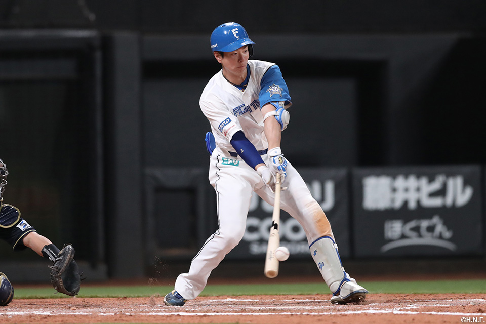 6回裏、適時打を放つ松本剛選手