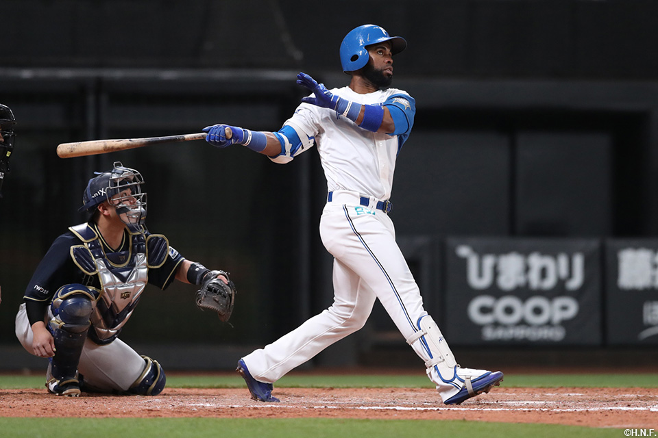 8回裏、ライトスタンドへ一発を放つアルカンタラ選手01