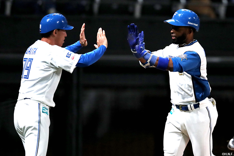 8回裏、ライトスタンドへ一発を放つアルカンタラ選手02