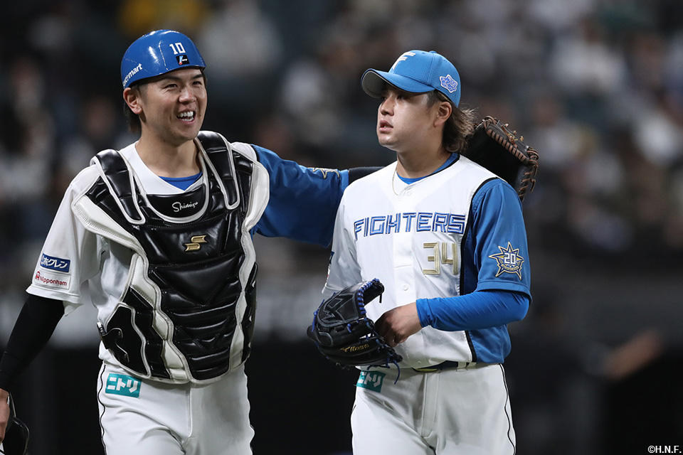 9回表を抑えた堀投手と清水選手