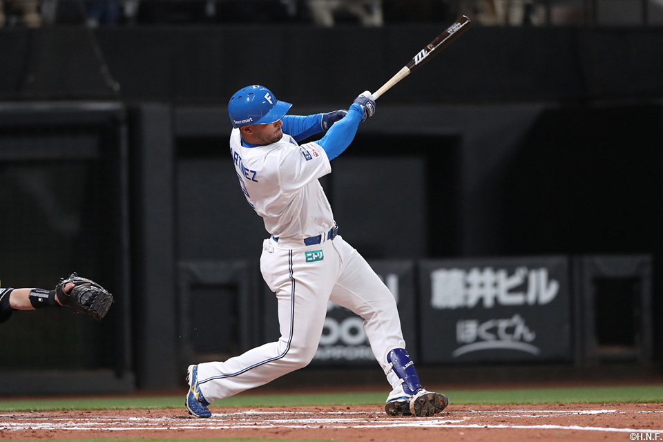 2回裏、先制2ランを放つマルティネス選手01