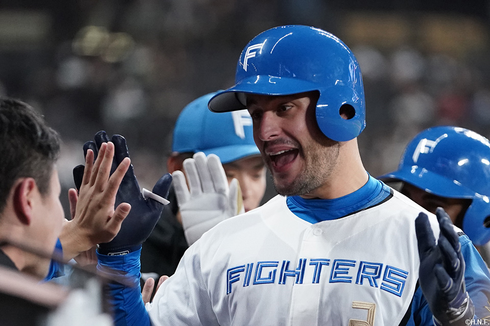 2回裏、先制2ランを放つマルティネス選手02