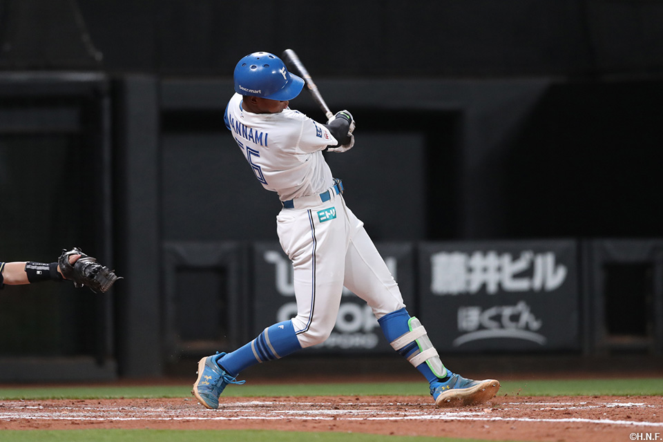 3回裏、2点適時二塁打を放つ万波選手