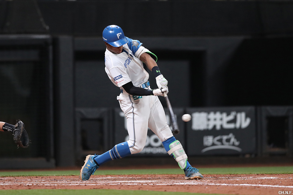 5回裏、2点適時二塁打を放つ万波選手