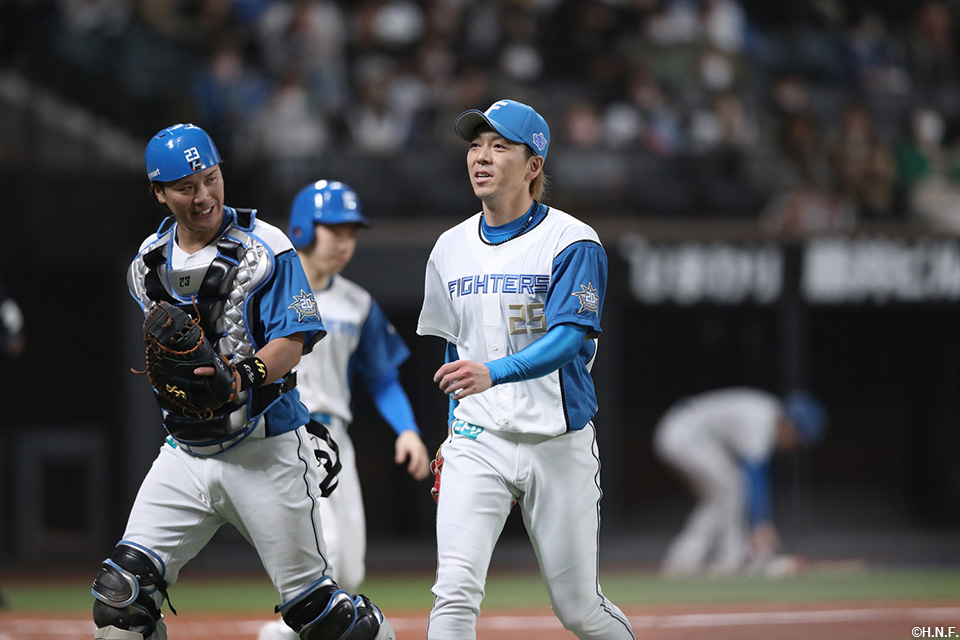 8回表を抑えた宮西投手と伏見選手