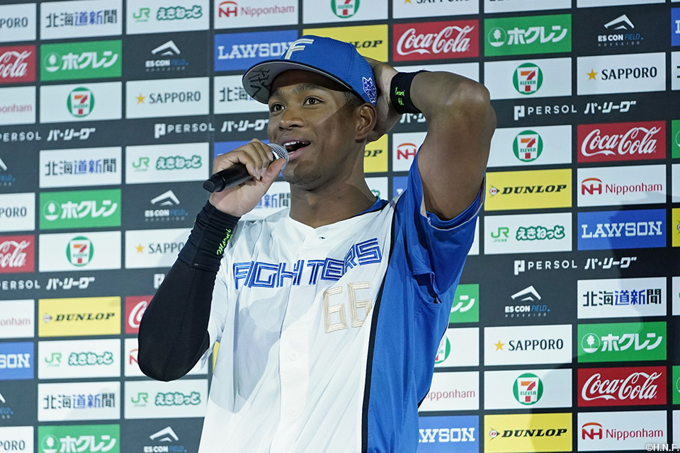 ヒーローの万波選手