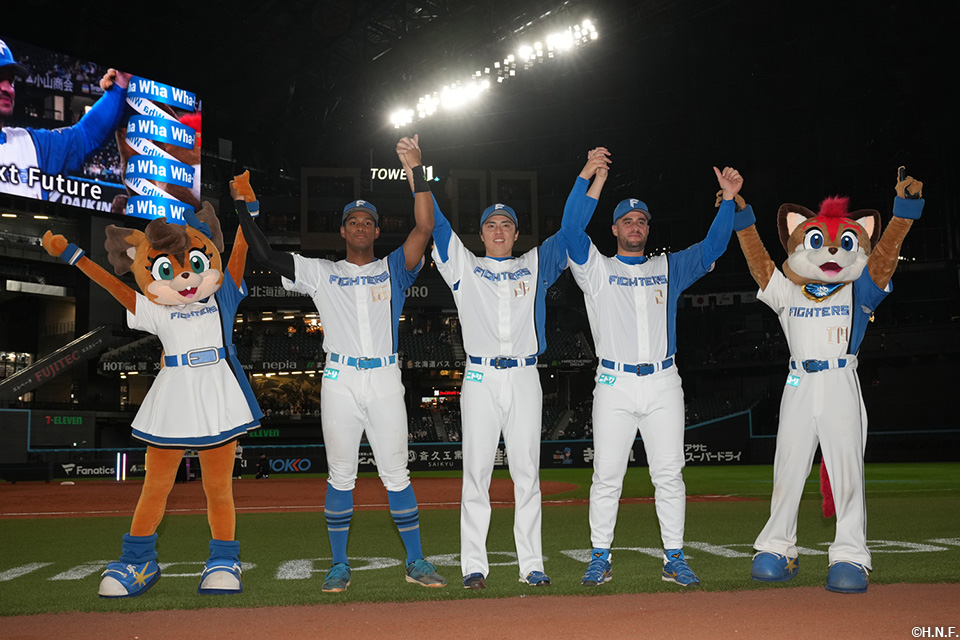 ヒーローの万波選手、田中正投手、マルティネス選手