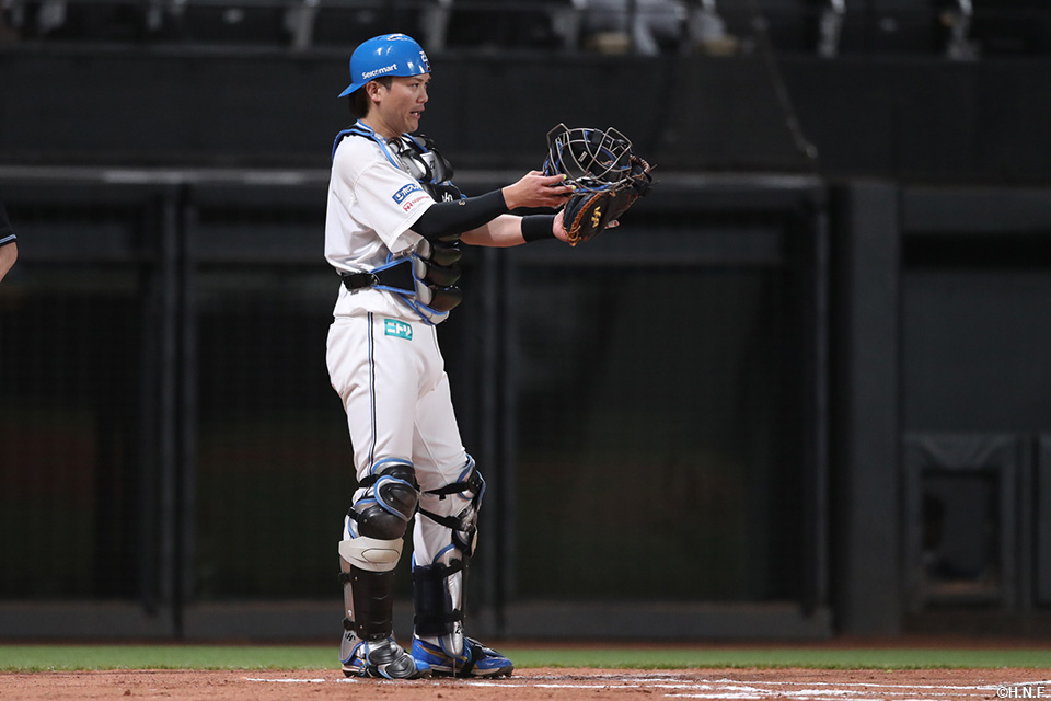 1回表、サインを送る伏見選手