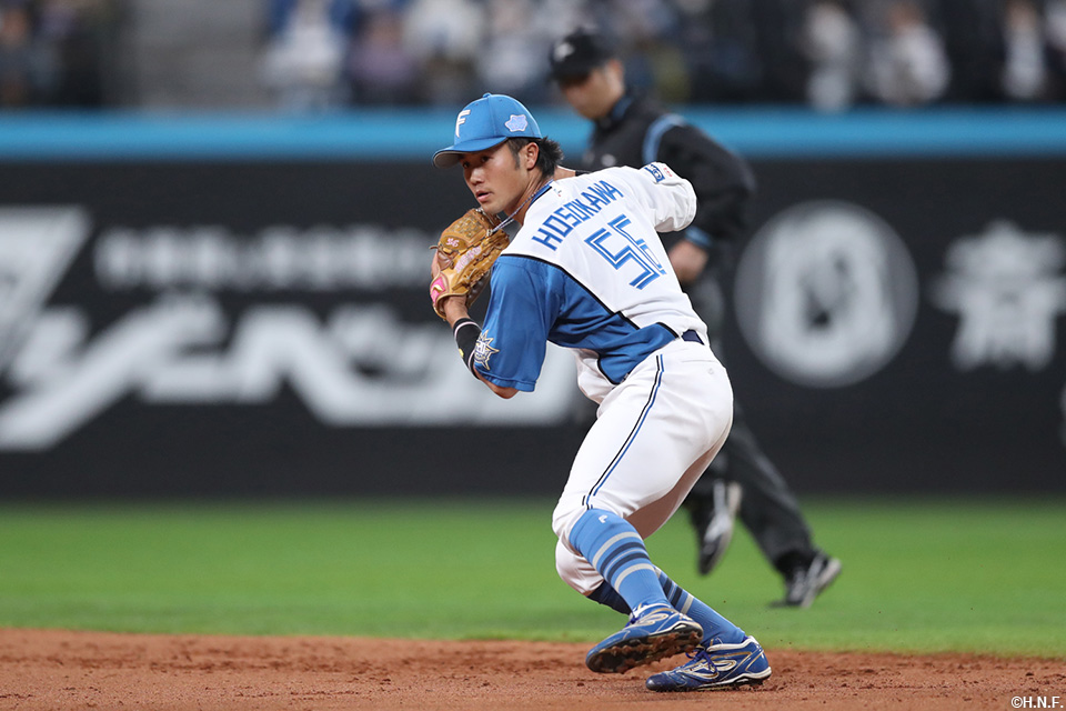 2回表、一塁へ送球する細川選手