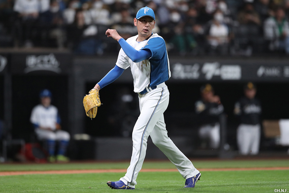 3回表を三者凡退に抑えた加藤貴投手