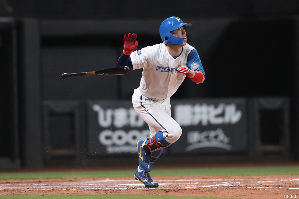 4回裏、三塁打を放つ五十幡選手01