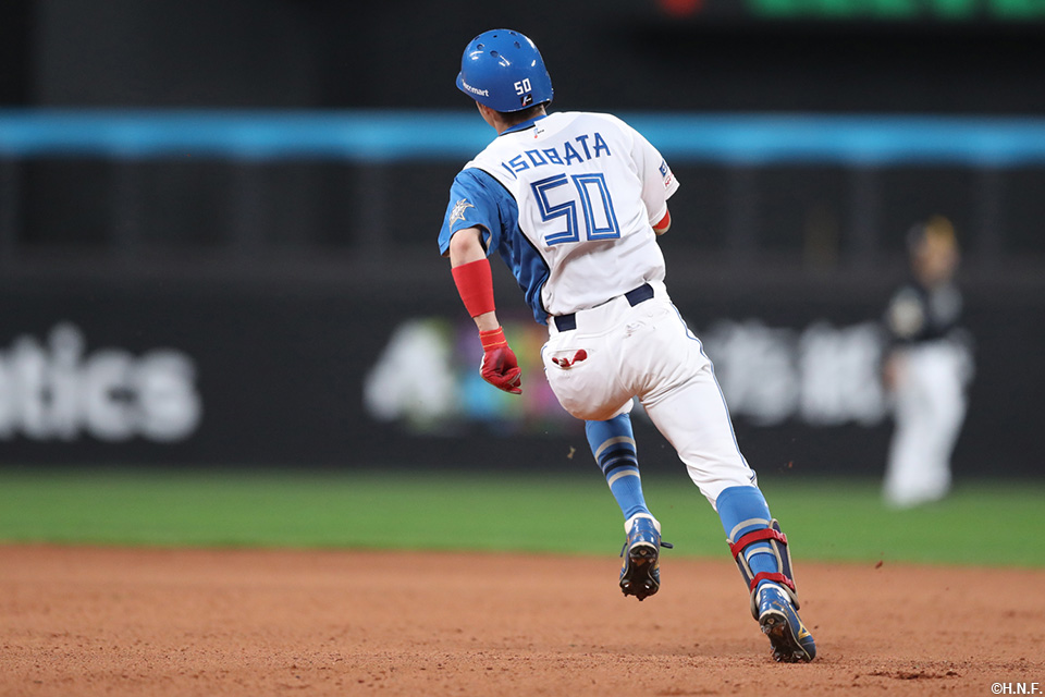 4回裏、三塁打を放つ五十幡選手02