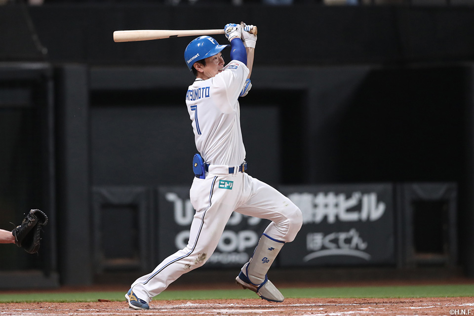 4回裏、適時打を放つ松本剛選手