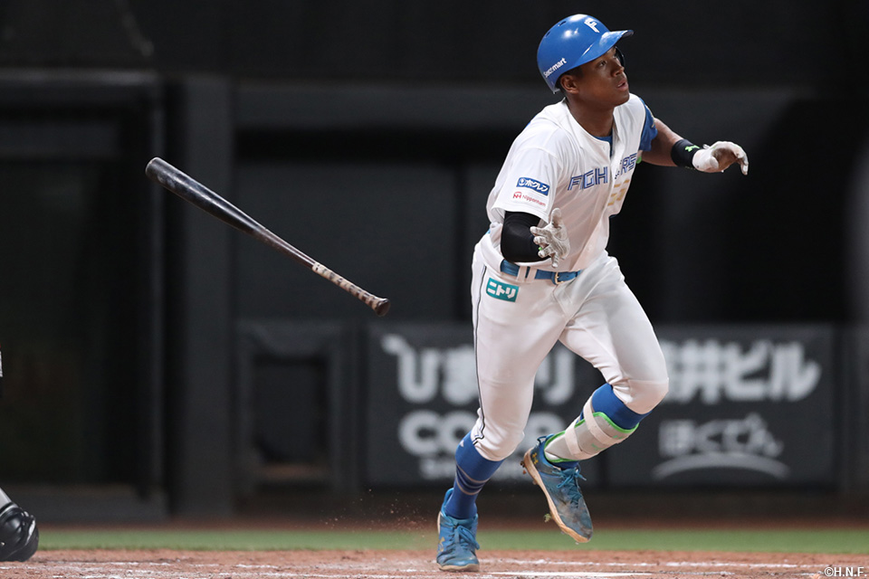 4回裏、同点2ランを放つ万波選手01