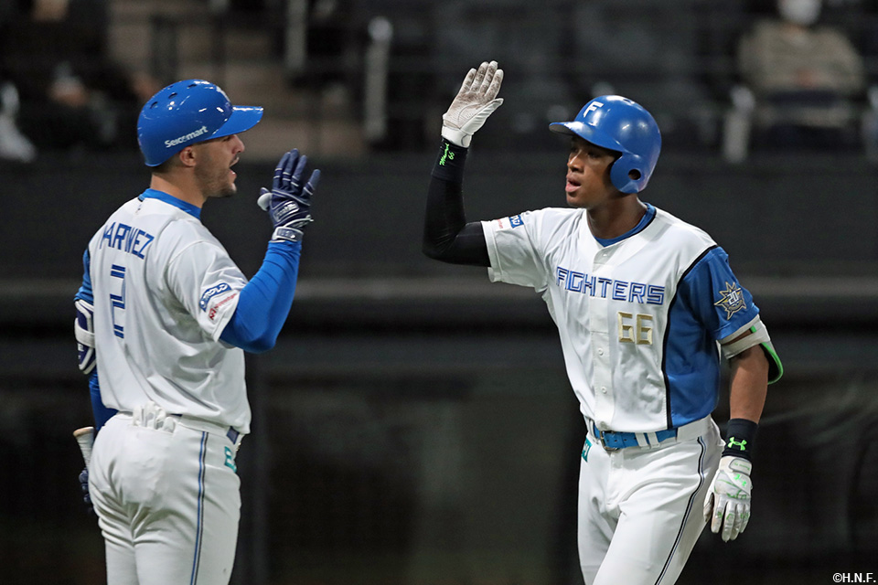 4回裏、同点2ランを放つ万波選手02