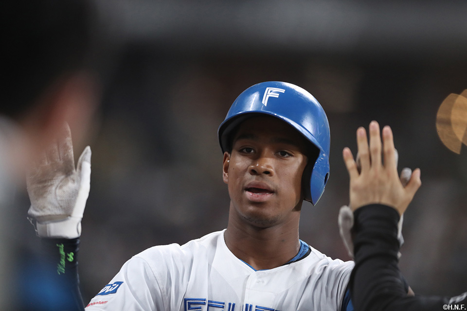 4回裏、同点2ランを放つ万波選手03