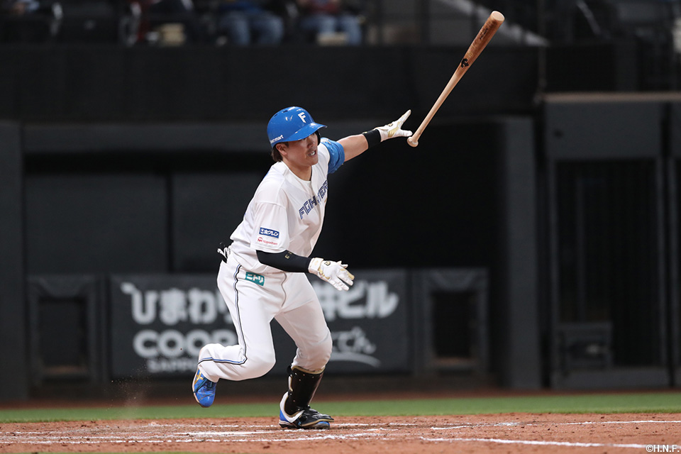 5回裏、センターへヒットを放つ伏見選手