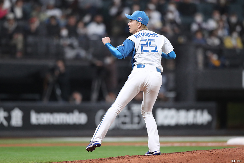 8回、二番手の宮西投手01