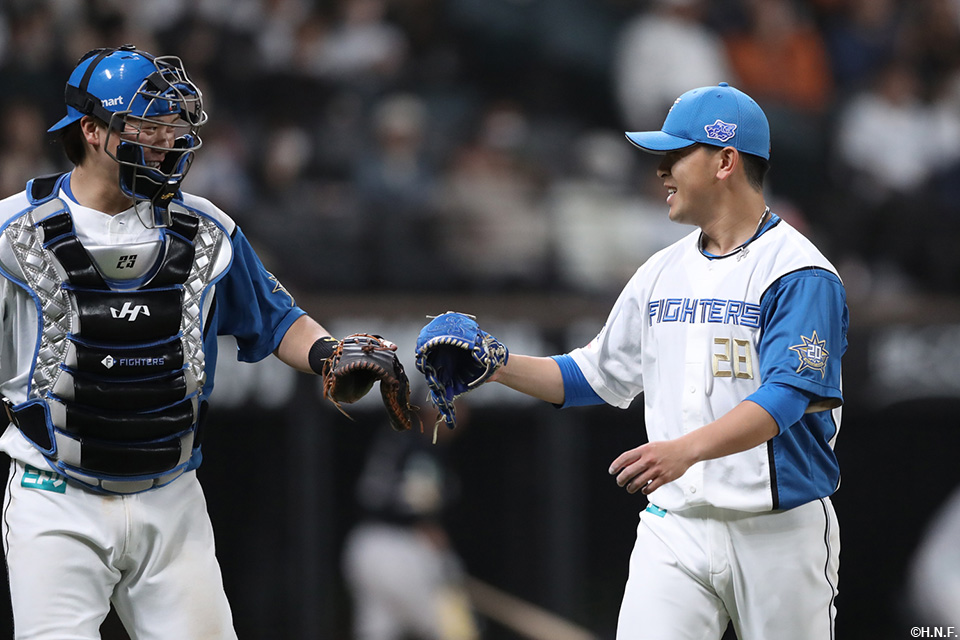 10回、五番手の河野投手と伏見選手