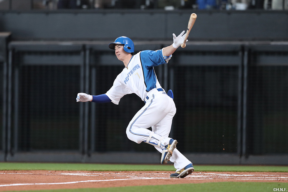 1回裏、レフトへヒットを放つ松本剛選手